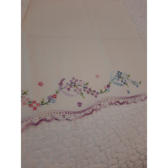 Vintage Embroidered and Crocheted Pillow Cases - Picture 4 of 5